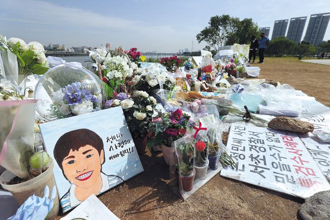 지난 25일 오전 서울 서초경찰서 앞에서 반포한강사건 진실을 찾는 사람들(반진사) 회원들이 故 손정민 사건에 대한 철저한 조사 요구 기자회견을 하고 있다(위쪽). 한강에서 실종된 뒤 숨진 채 발견된 의대생 고 손정민 씨 사건 관련 경찰 수사가 진행 중인 26일 오전 서울 반포한강공원에 손 씨 추모공간이 마련돼 있다. [연합]