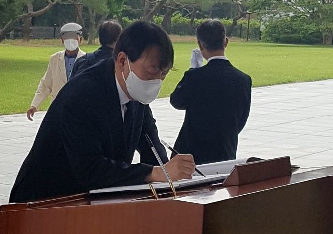 윤석열 전 검찰총장이 현충일을 하루 앞둔 5일 서울 동작구 국립서울현충원을 찾아 참배한 뒤 방명록을 쓰고 있다. 윤 전 총장은 이날 방명록에 '조국을 위해 희생하신 분들이 분노하지 않는 나라를 만들겠습니다'라고 썼다. [연합]