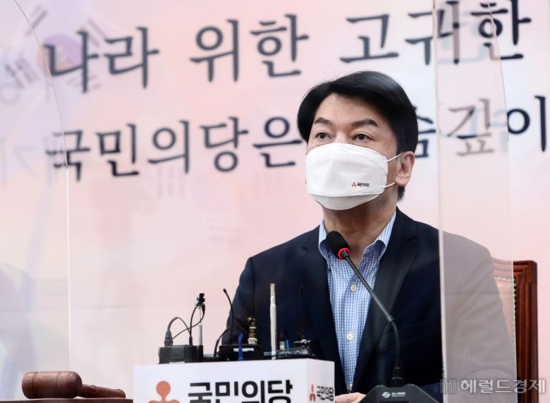 [헤럴드경제=이상섭 기자] 안철수 국민의당 대표가 3일 오전 서울 여의도 국회에서 열린 최고위원회의에서 발언하고 있다. babtong@heraldcorp.com