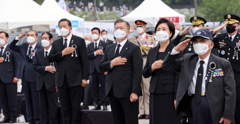 문재인 대통령과 부인 김정숙 여사가 6일 오전 서울시 동작구 국립서울현충원에서 열린 제66회 현충일 추념식에 참석, 국기에 경례하고 있다. [연합]