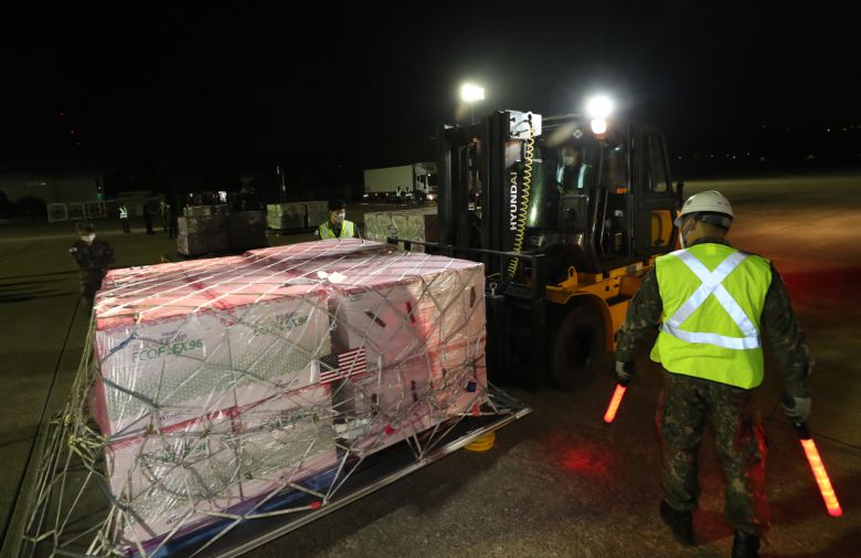 미국 정부가 제공한 존슨앤드존슨사의 코로나19 얀센 백신을 실은 공군 다목적 공중급유수송기 'KC-330'이 5일 새벽 경기도 성남시 서울공항에 도착하자 관계자들이 백신을 옮기고 있다. [연합]