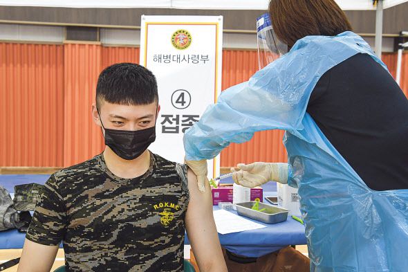 30세 미만 군 장병에 대한 코로나19 백신 접종이 시작된 7일 오전 해병대사령부 승파관에서 한 장병이 화이자 백신 접종을 받고 있다. [국방부 제공]