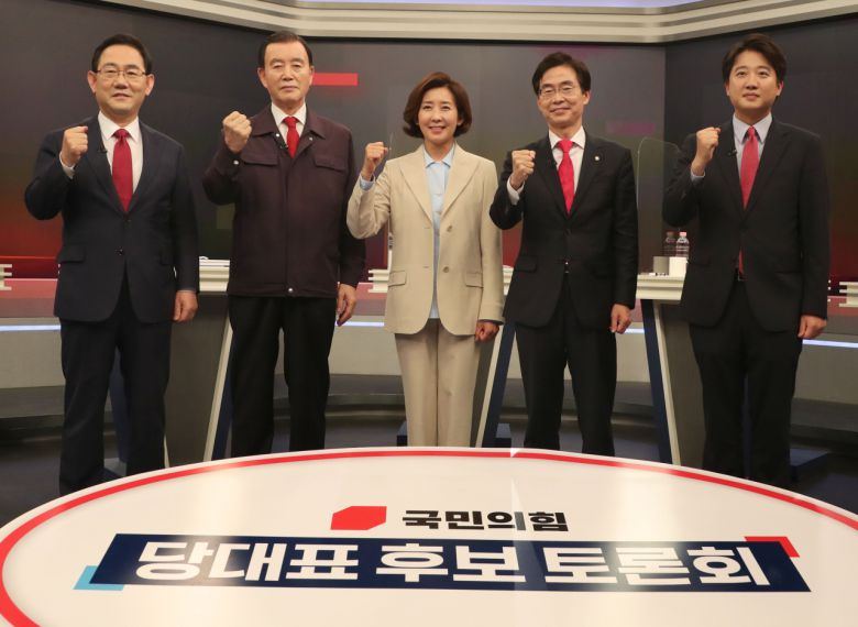 국민의힘 당 대표 선거에 출마한 주호영(왼쪽부터), 홍문표, 나경원, 조경태, 이준석 후보가 지난 7일 오후 서울 중구 태평로 TV조선 스튜디오에서 열린 토론회에 앞서 기념촬영을 하고 있다. [연합]