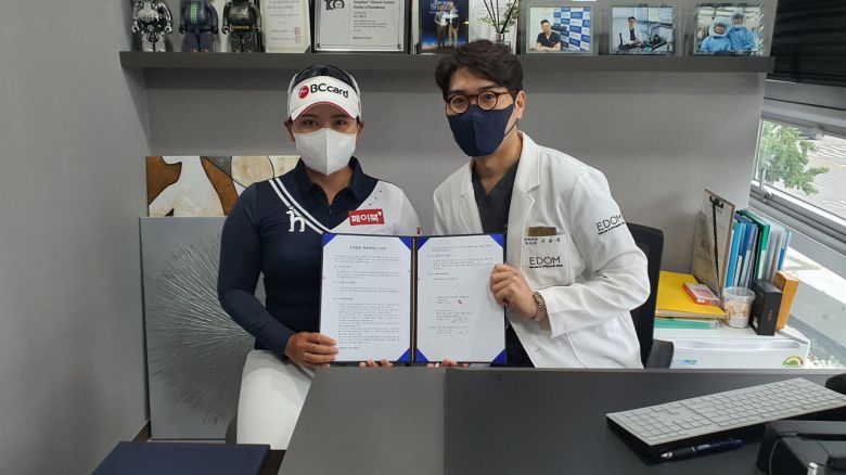 김희지(왼쪽)와 이담외과 이승주 원장.[사진=이담외과의원 제공]