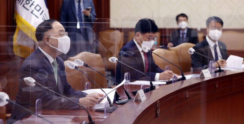 홍남기 부총리 겸 기획재정부 장관이 10일 정부서울청사에서 혁신성장 BIG3(시스템 반도체·미래차·바이오헬스) 추진 회의를 하고 있다. 연합뉴스