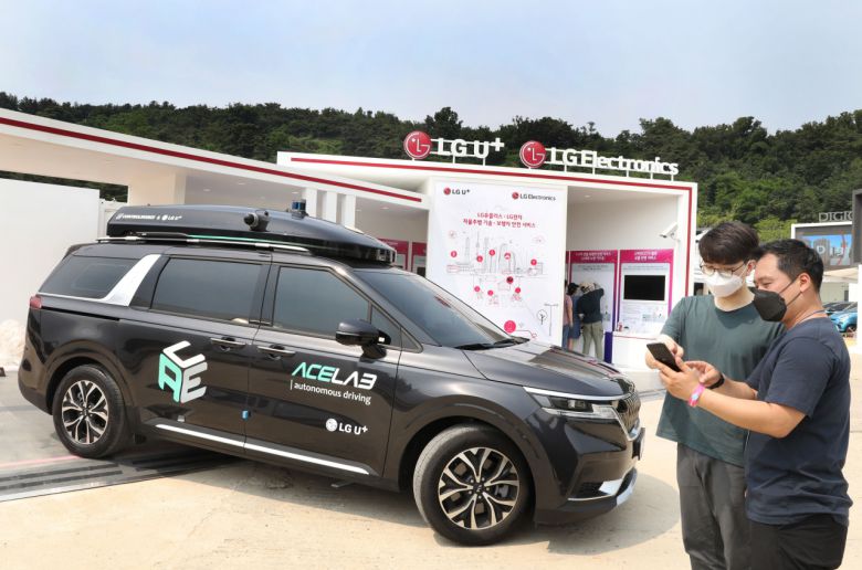 LG유플러스 관계자들이 ‘2021 서울 스마트 모빌리티 엑스포(SSME 2021)’ 전시부스에서 자율주행차를 살펴보고 있다. [LG유플러스 제공]