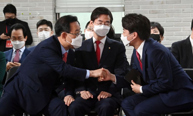 이준석 국민의힘 신임 당 대표가 11일 오전 서울 여의도 국민의힘 당사에서 열린 1차 전당대회에서 당선이 확정된 뒤 주호영 후보로부터 축하받고 있다. [헤럴드경제=이상섭 기자]