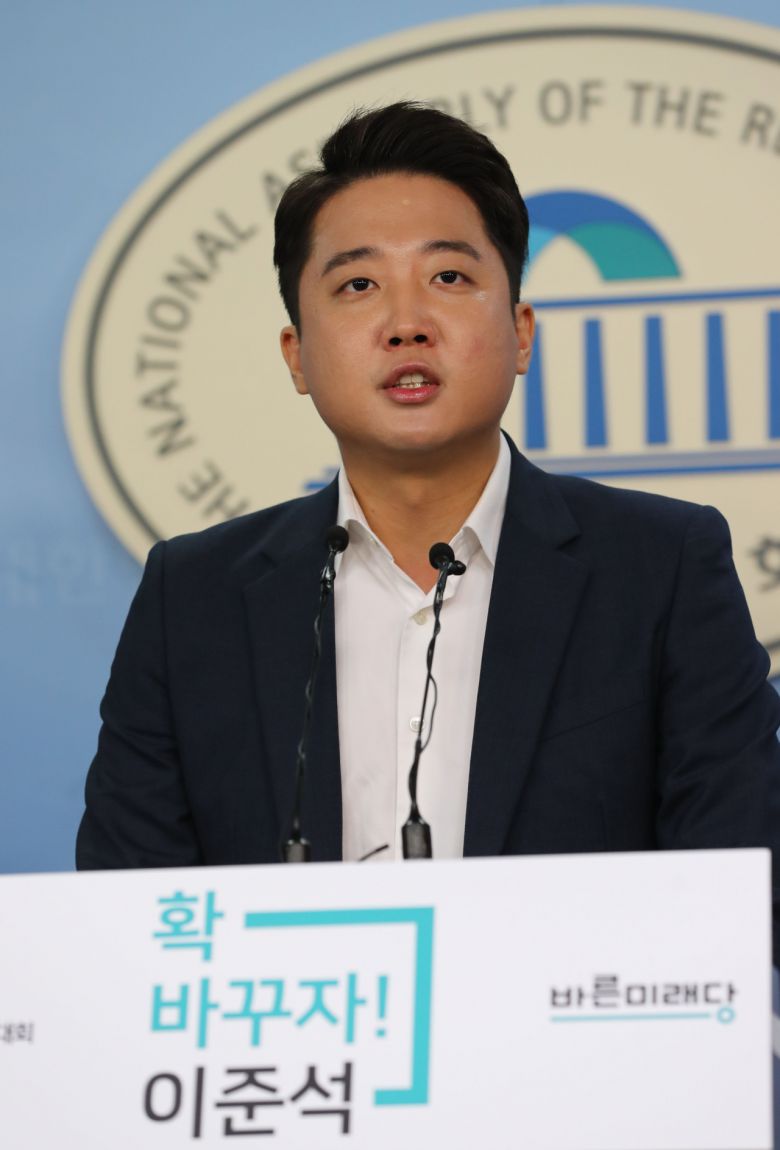 국민의힘 새 대표에 36세의 이준석 후보가 선출됐다. 헌정사에서 집권여당 또는 제1야당이 30대를 간판에 내세운 것은 이번이 처음이다. 새누리당을 탈당하고 바른미래당에 입당한 이준석 전 노원병 지역위원장이 지난 2018년 8월 국회 정론관에서 9·2 전당대회 당대표 출마 선언 기자회견을 하고 있다. [연합]