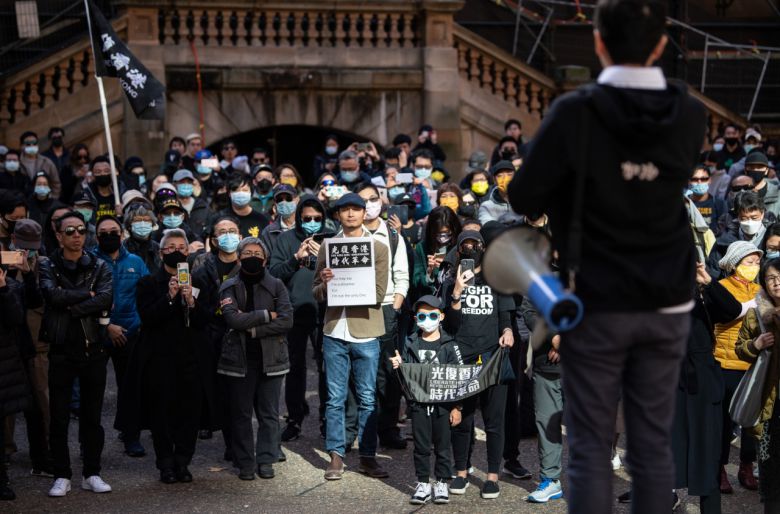 홍콩 전 야당의원이자 민주화운동가 테드 후이가 12일(현지시간) 호주 시드니에서 반중 연설을 시작하자 사람들이 모여 주의를 기울이고 있다.[EPA]