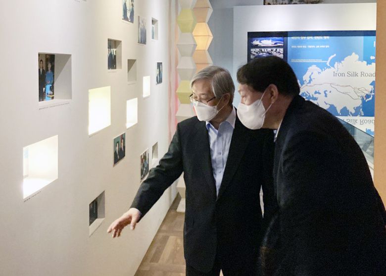 윤석열 전 검찰총장이 지난 11일 서울 마포구 동교동 연세대 김대중 도서관을 방문, 김성재 김대중 노벨평화상 기념관 이사장과 함께 전시물을 살펴보고 있다. [윤석열 캠프 제공]