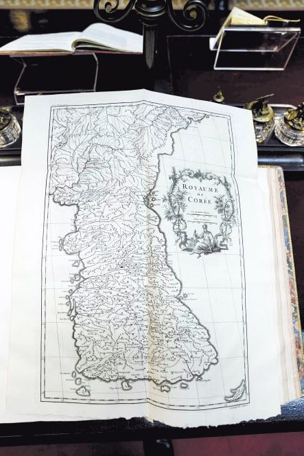 스페인을 국빈 방문 중인 문재인 대통령이 16일(현지시간) 바르셀로나에서 열린 경제인협회 연례포럼 및 개막 만찬에 참석, 발언하고 있다. 아래쪽 사진은 문 대통령이 이에 앞서 상·하원 합동 연설 후 방문해 관람한 상원 도서관 소장 ‘조선왕국전도’다. 이는 18세기 프랑스 지리학자인 장 밥티스트 부르기뇽 당빌이 발간한 ‘신중국지도첩’에 포함된 것으로 서양인이 만든 조선지도 중 현존하는 가장 오래된 것으로 알려 있다. 이 지도는 독도(원 안)가 조선 영토임을 보여주고 있다. 중국어식 발음으로 지명을 표시했는데, 당시 독도를 칭하는 우산도(于山島)를 천산도(千山島)로 혼동해 ‘챤찬타오’(Tchian Chan Tao)로 표기했다는 게 청와대의 설명이다. 문 대통령은 관람 후 “독도가 한국의 영토임을 보여주는 아주 소중한 사료라고 할 수 있다”고 말했다. [연합]