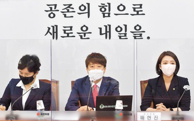 송영길 더불어민주당 대표가 21일 오전 광주 서구 광주시청 중회의실에서 열린 당 지도부와 광주시 간 예산정책협의회에서 인사말을 하고 있다(위쪽 사진). 한편 이준석 대표는 이날 서울 여의도 국회에서 열린 최고위원회의에서 ‘윤석열 X파일’ 논란과 관련 여당을 비판했다. [연합]