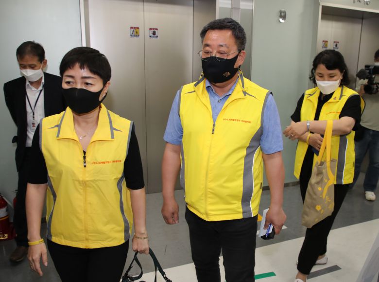 세월호 특검 면담장 향하는 4·16 세월호참사가족협의회. [연합]