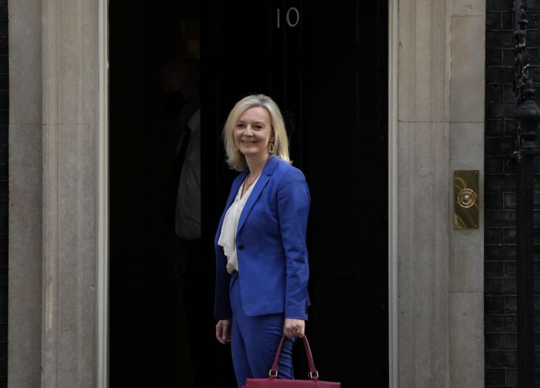 리즈 트러스 영국 국제통상부 장관이 지난 15일(현지시간) 런던 총리 관저를 들어가기 전 카메라를 향해 미소를 짓고 있다. [AP]