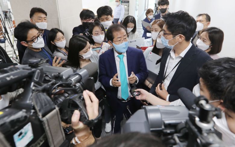 국민의힘 복당이 결정된 홍준표 의원이 24일 국회 소통관에서 기자회견을 마친 뒤 질의응답을 하고 있다. [연합]