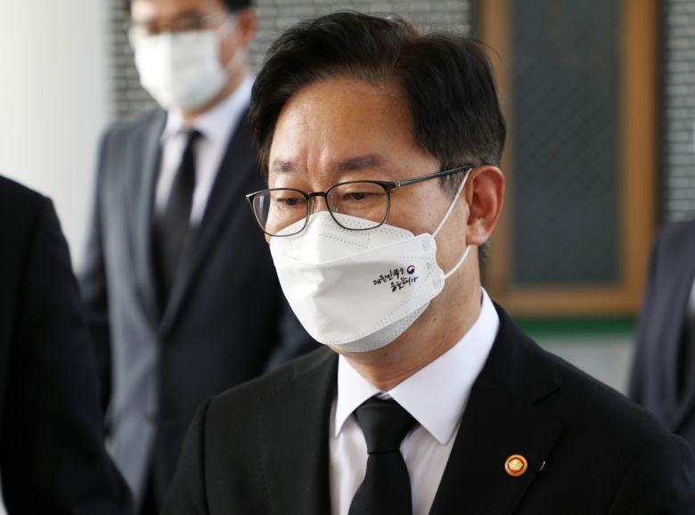 한국전쟁 발발 71주년을 맞은 25일 박범계 법무부 장관이 동작구 국립서울현충원에서 참배 후 이동하고 있다.[연합]