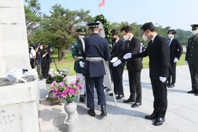 오세훈 서울시장이 6.25 전쟁 71주년을 맞은 25일 오전 9시 군 복무 중 사고를 당한 청년유공자인 하재헌 조정선수, 이주은 해병대위, 모델 이찬호씨와 함께 국립서울현충원을 참배하고 있다. [서울시 제공]