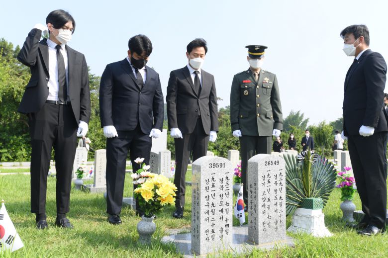 오세훈 서울시장이 6.25 전쟁 71주년을 맞은 25일 오전 9시 군 복무 중 사고를 당한 청년유공자인 하재헌 조정선수, 이주은 해병대위, 모델 이찬호씨와 함께 국립서울현충원을 참배했다.참배하고 있다. [서울시 제공]