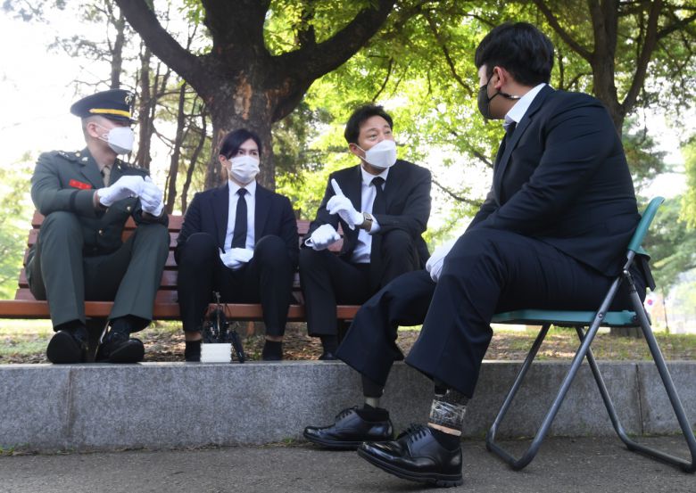 오세훈 서울시장이 6.25 전쟁 71주년을 맞은 25일 오전 9시 군 복무 중 사고를 당한 청년유공자인 하재헌 조정선수, 이주은 해병대위, 모델 이찬호씨와 함께 국립서울현충원을 참배한후 이야기를 나누고 있다. [서울시 제공]