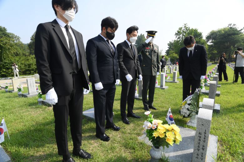 오세훈 서울시장이 6.25 전쟁 71주년을 맞은 25일 오전 9시 군 복무 중 사고를 당한 청년유공자인 하재헌 조정선수, 이주은 해병대위, 모델 이찬호씨와 함께 국립서울현충원을 참배하고 있다. [서울시 제공]