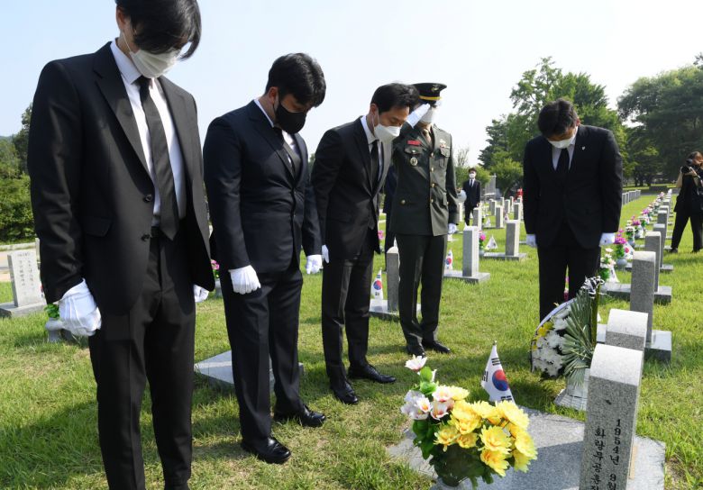 오세훈 서울시장이 6.25 전쟁 71주년을 맞은 25일 오전 9시 군 복무 중 사고를 당한 청년유공자인 하재헌 조정선수, 이주은 해병대위, 모델 이찬호씨와 함께 국립서울현충원에서 한 전사자에게 참배하고 있다. [서울시 제공]