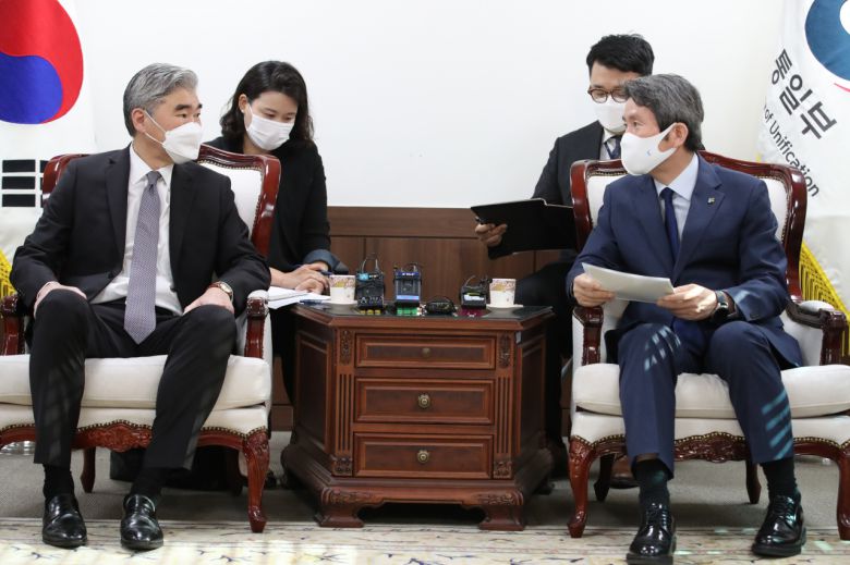 이인영 통일부 장관은 지난 22일 정부서울청사 장관실에서 성 김 미국 대북특별대표를 접견했다. [연합]