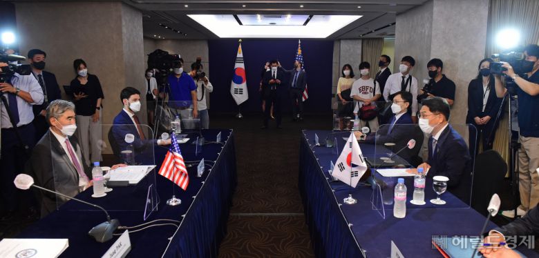 북핵문제를 담당하는 한국의 노규덕 외교부 한반도평화교섭본부장과 미국의 성 김 대북특별대표는 지난 21일 서울 소공동 롯데호텔에서 한미 북핵수석대표 협의를 했다. [사진 공동취재단]