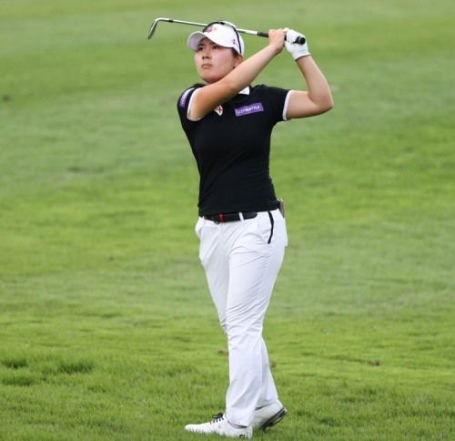 홍정민이 BC카드한경 레이디스컵2021 첫째날 웨지 샷을 하고 있다. [사진=KLPGA]