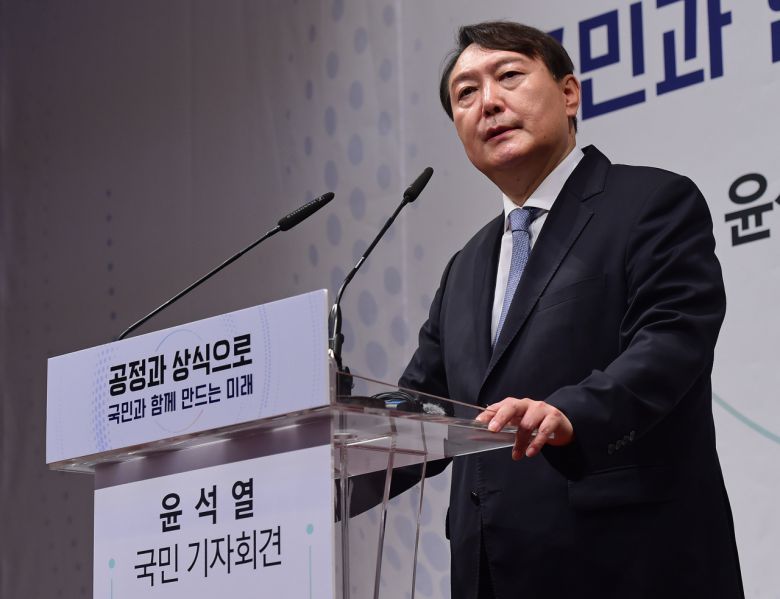 윤석열 전 검찰총장이 29일 서울 서초구 매헌 윤봉길 의사 기념관에서 대선출마 선 언을 하고 있다. [연합]