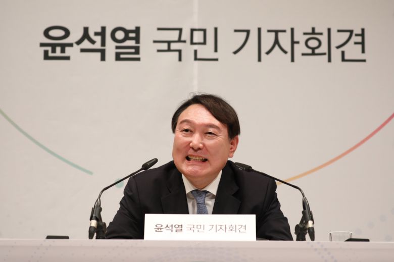 윤석열 전 검찰총장이 29일 오후 서울 서초구 매헌 윤봉길 의사 기념관에서 대선출마 선언을 마친 뒤 취재진들의 질문에 답하고 있다. [연합]