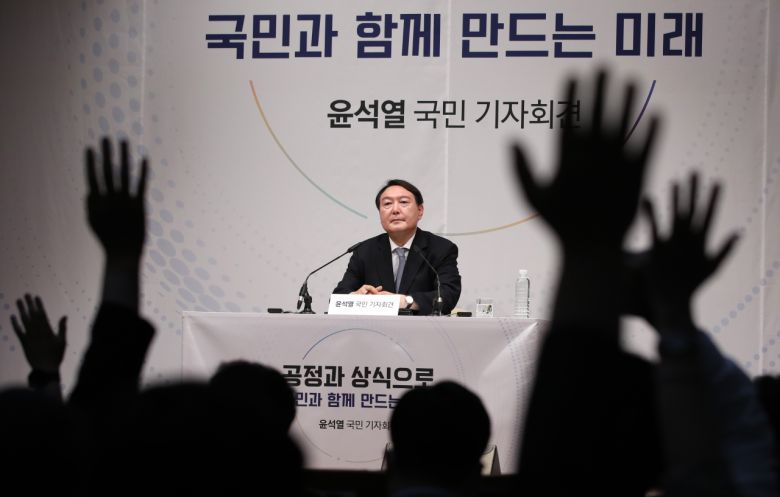 윤석열 전 검찰총장이 29일 오후 서울 서초구 매헌 윤봉길 의사 기념관에서 열린 제20대 대통령 선거 출마 선언 기자회견에서 기자들의 질문을 받고 있다. [연합]