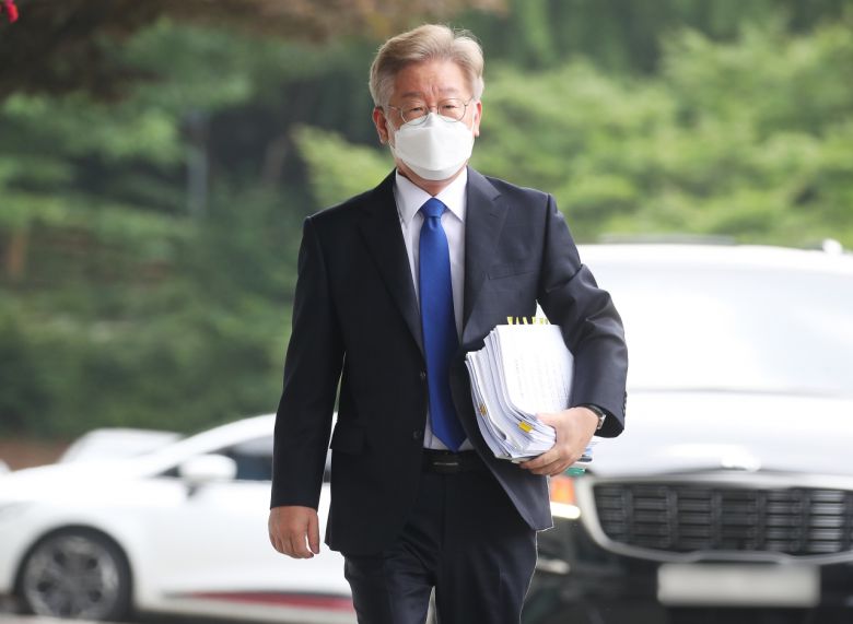 대선 출마 선언을 앞둔 이재명 경기지사가 30일 오전 경기도 수원시 경기도청으로 출근하고 있다. [연합]