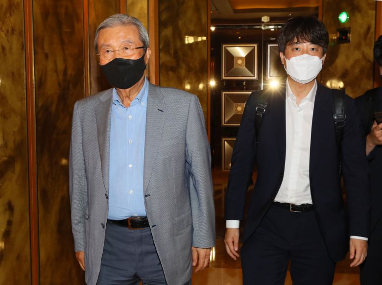 국민의힘 이준석 대표(오른쪽)와 김종인 전 비상대책위원장이 29일 서울 중구 한 호텔 식당에서 만찬 회동을 마치고 나오고 있다. [연합]