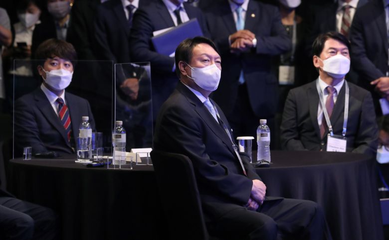 30일 조선일보 주최로 서울 신라호텔에서 열린 아시안리더십콘퍼런스에서 윤석열(가운데) 전 검찰총장과 이준석(왼쪽) 국민의힘 대표, 국민의당 안철수 대표가 김부겸 국무총리의 축사를 경청하고 있다. [연합]