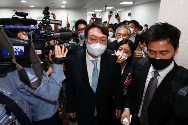 대권주자인 윤석열 전 검찰총장이 지난달 30일 서울 여의도 국회 소통관을 방문, 출입기자 등과 인사를 마친 뒤 돌아가고 있다. [연합]