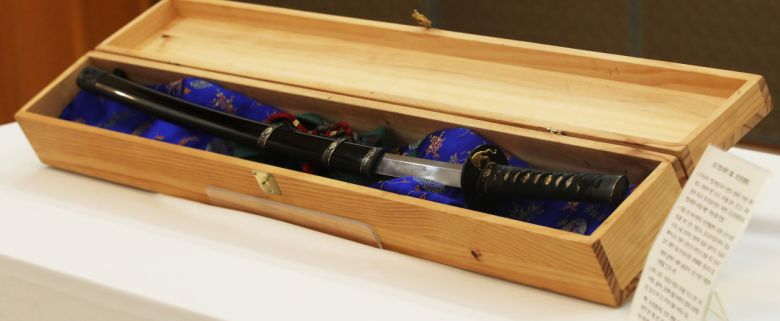 문재인 대통령이 1일 청와대에서 열린 이임 한미 연합사령관 서훈식에서 로버트 에이브럼스 한미연합사령관 겸 주한미군사령관에게 선물한 호신문장환도. 선물한 호신문장환도에는 연합사령관의 우리말 이름인 '우병수'가 각인되어 있다. 연합뉴스