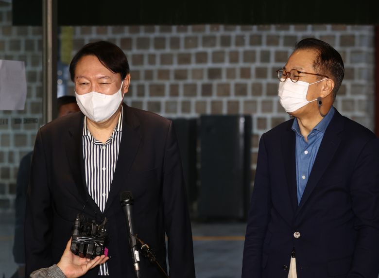 윤석열 전 검찰총장과 국민의힘 대외협력위원장인 권영세 의원이 3일 오후 중구의 한 식당에서 만나 회동에 앞서 취재진의 질문에 답하고 있다. [연합]