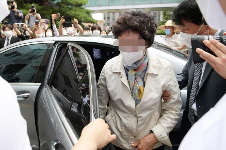 요양병원을 개설하고 요양급여를 편취한 혐의를 받는 윤석열 전 검찰총장의 장모 최모 씨가 2일 경기도 의정부시 가능동 의정부지방법원에서 열린 1심 선고공판에 출석하고 있다. [연합]