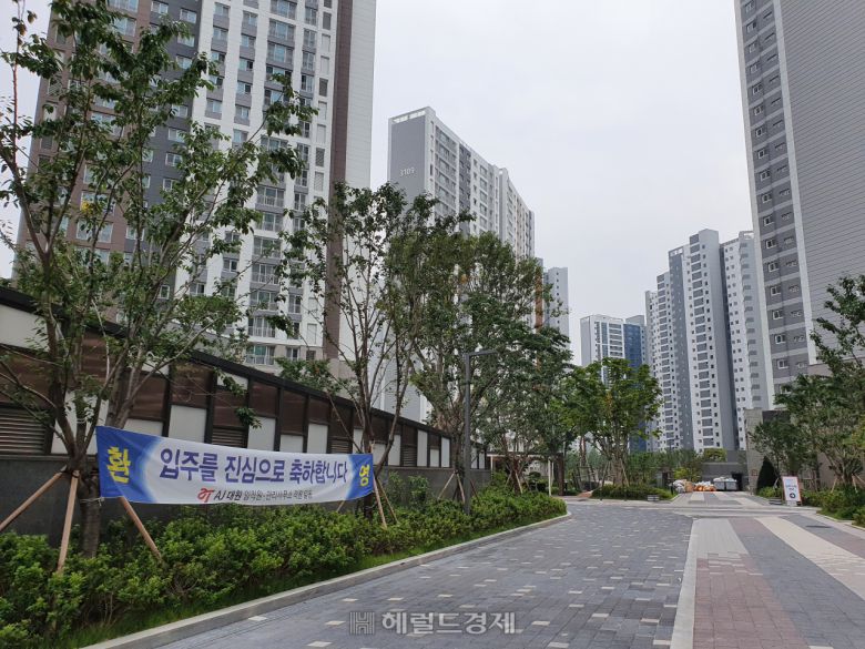 2기신도시 중 마지막으로 입주가 시작된 검단신도시. 지구지정 14년만이다. 사진은 지난달 1호로 입주가 시작된 인천 서구 원당동 호반써밋1차 아파트 단지내 전경. 단지 곳곳에서 가전제품 설치 기사들이 돌아다녀 입주장임을 실감케했다. 이민경 기자