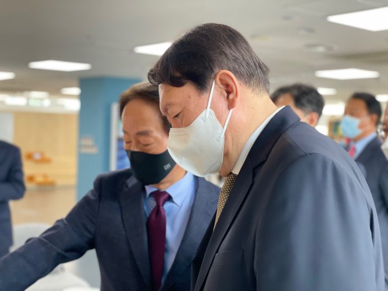 대권주자인 윤석열 전 검찰총장이 2일 서울 동작구 상도동 김영삼 대통령 기념관을 방문, 김현철 김영삼민주센터 상임이사와 기념관을 둘러보고 있다. 같은 시각 윤 전 총장의 장모는 의정부지법에서 법정 구속됐다. 연합뉴스