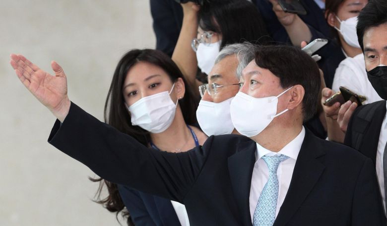 대권주자인 윤석열 전 검찰총장이 30일 서울 여의도 국회 소통관을 방문, 출입기자 등과 인사를 마친 뒤 돌아가고 있다. 연합뉴스