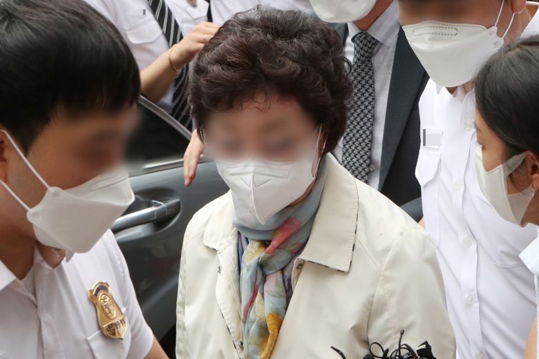 요양병원을 개설하고 요양급여를 편취한 혐의를 받는 윤석열 전 검찰총장의 장모 최모 씨가 2일 경기도 의정부시 가능동 의정부지방법원에서 열린 1심 선고공판에 출석하고 있다. 이날 법원은 최씨에 대해 징역 3년 실형을 선고하고 법정구속했다. 연합뉴스