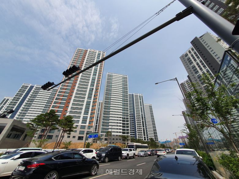 통근 작업자들이 세워둔 승용차들로 도로가 주차장처럼 이용되고 있었다. 이민경 기자