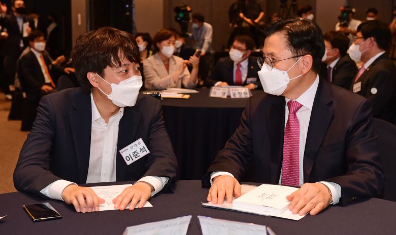 황교안 전 미래통합당 대표와 국민의힘 이준석 대표가 지난달 30일 서울 서대문구 연세대학교에서 열린 황 전 대표의 '초일류 정상국가' 출판기념회에서 이야기를 나누고 있다. [연합]