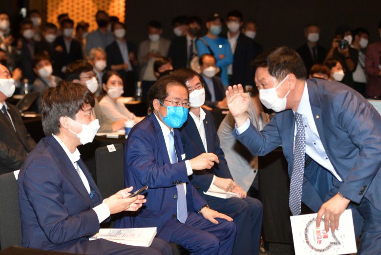 국민의힘 홍준표 의원과 이준석 대표가 지난달 29일 오후 서울 여의도 글래드호텔에서 열린 '인뎁스 조사 결과 국민보고 및 미래비전 추진 계획 발표'에서 김기현 원내대표와 인사하고 있다. [연합]