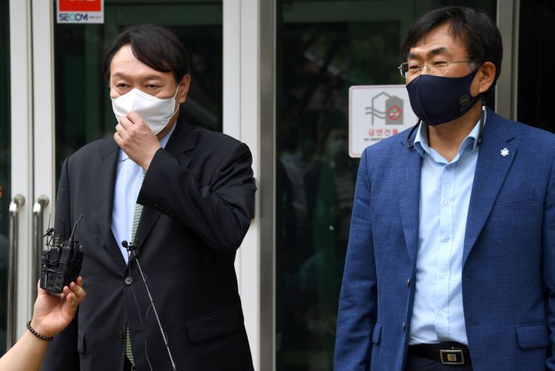 윤석열 전 검찰총장이 5일 서울대 공학관 앞에서 문재인 정부의 탈원전 정책에 대한 비판을 주도해 온 주한규 서울대 원자핵공학과 교수와 면담한 뒤 취재진 질문에 답하고 있다. [연합]