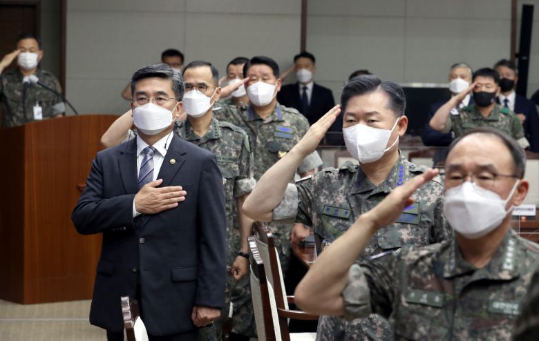 서욱 국방부 장관은 7일 주재한 전군 주요 지휘관회의에서 국방부 직할부대 장성의 성추행 혐의 구속과 관련해 “ 대단히 부끄럽고 유감스러운 일”이라며 “이번 사건을 일벌백계할 것”이라고 밝혔다.