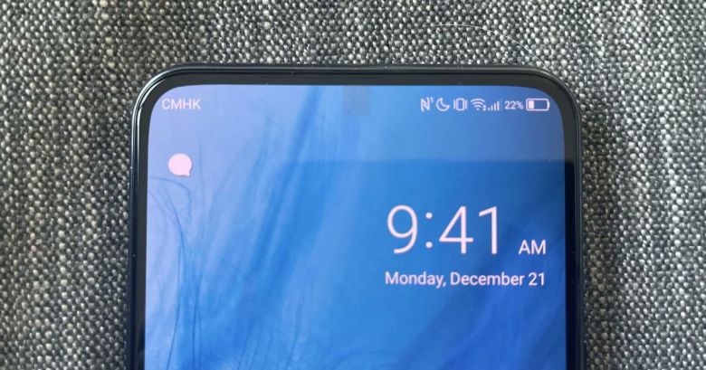 앞서 지난해 말 중국의 ZTE가 세계 최초로 UDC 기술을 적용한 스마트폰 ‘액손20 5G’를 출시해 주목을 받았지만, 화질 저하와 빛 번짐, 시각적 이질감 등으로 혹평을 받은 바 있다. [온라인 커뮤니티 캡처]