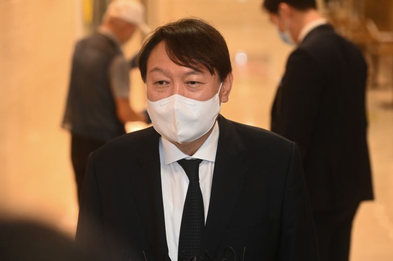 윤석열 전 검찰총장이 8일 서울 서대문구 신촌세브란스병원 장례식장에 마련된 최재형 전 감사원장의 부친 최영섭 퇴역 대령 빈소에서 조문을 마친 뒤 나서고 있다. [연합]