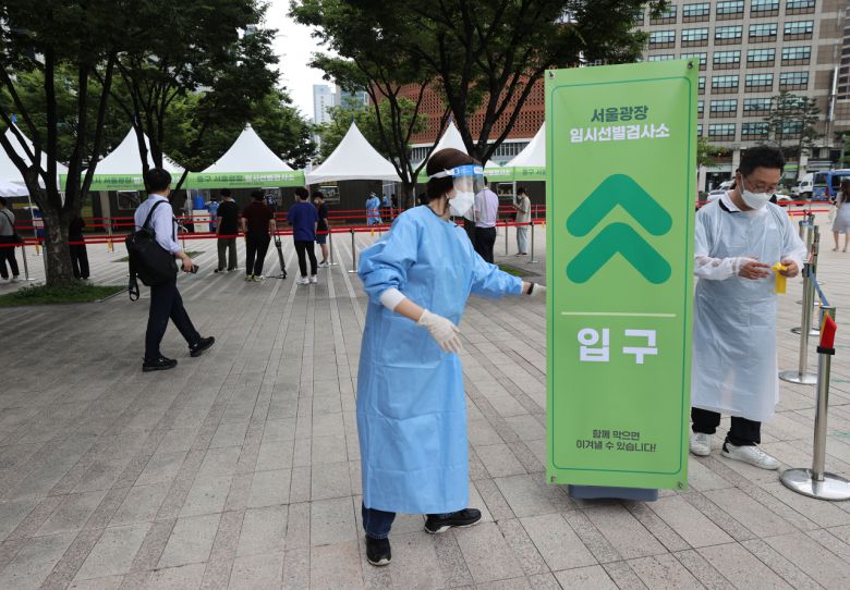 2차 추가경정예산 통과를 앞두고 코로나19 확산세가 거세지며 정부 정책의 차질이 우려되고 있다. 사진은 9일 서울광장에 5개월만에 다시 설치된 임시선별검사소.